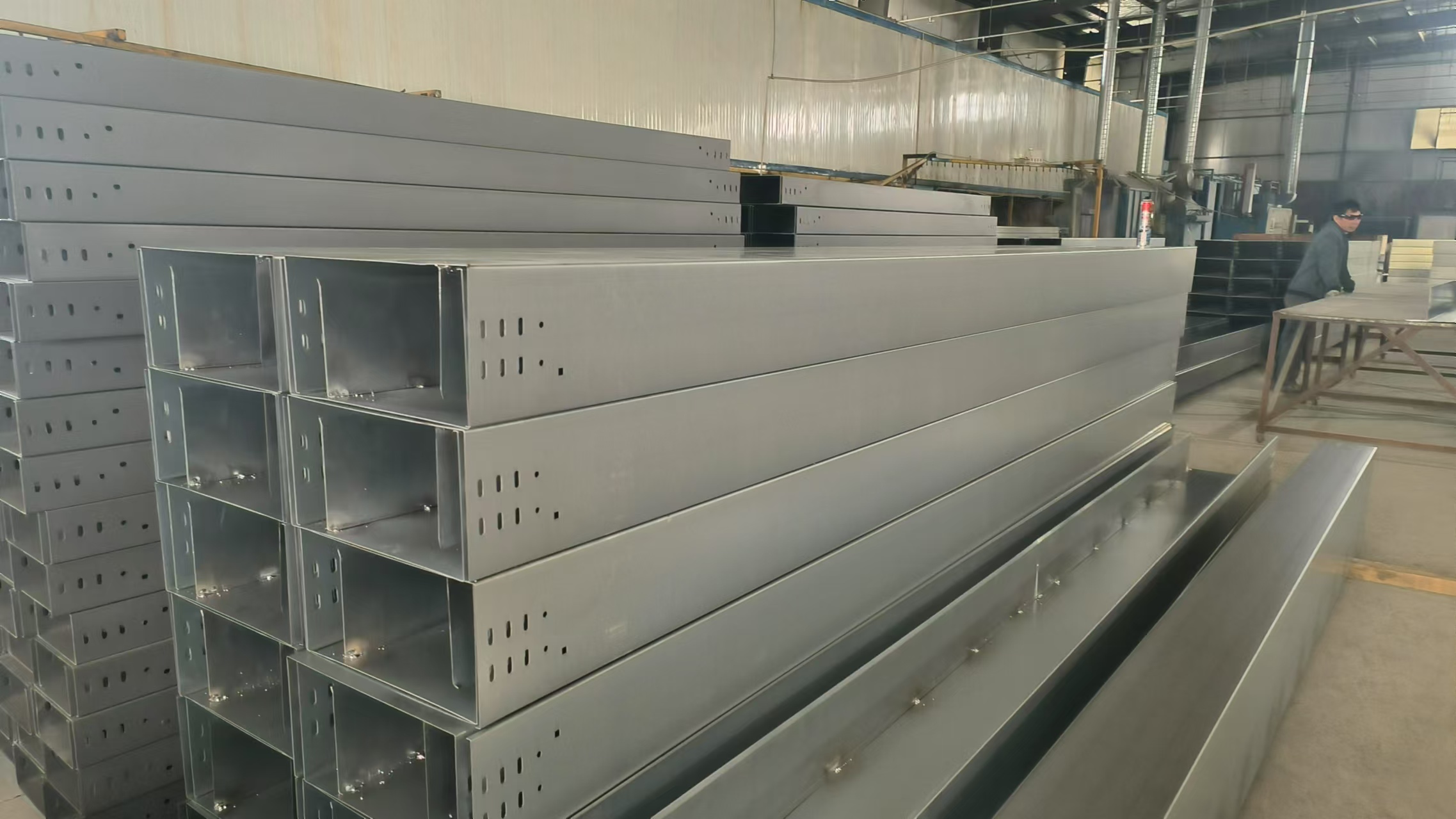 為什么光伏電纜橋架在云南昆明電纜橋架中運用越來越廣泛？